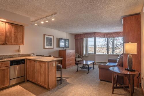 Grand Lodge 1 Bedroom Condo, Close to Everything