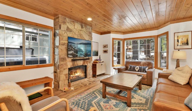 Green Canoe Cabin- Hot Tub- Smart TVs- BBQ- Relaxing Central Moonridge Chalet