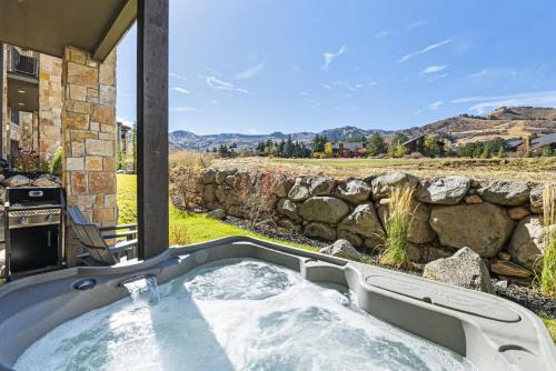 Gregs Grandeur Pristine Condo with Private Hot Tub