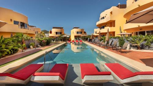 Ground Floor Condo with Pool Near Cerritos Beach