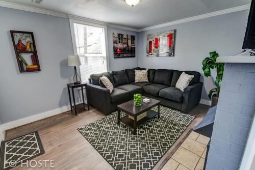 *H* NEW! Downtown Cottage Newly Renovated! *