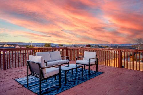 Haven in the Canyons - Spacious Indoors & Deck, Hot Tub, Fire Pit - Near Antelope Canyon