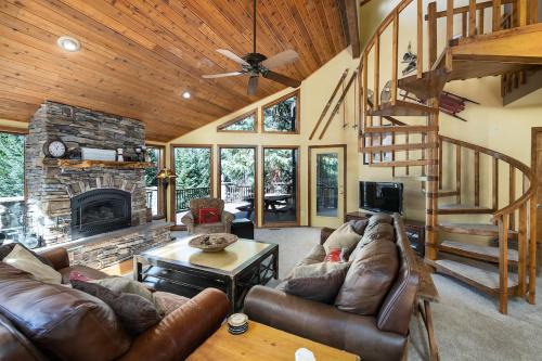Heartstone Hideaway Home: Hot Tub, Dog Friendly