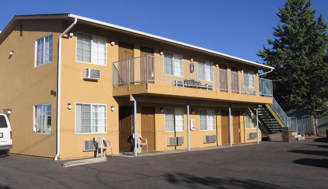 Heritage House Motel