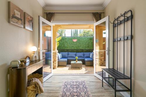 Hidden Garden Oasis Private Yard Stylish Retreat