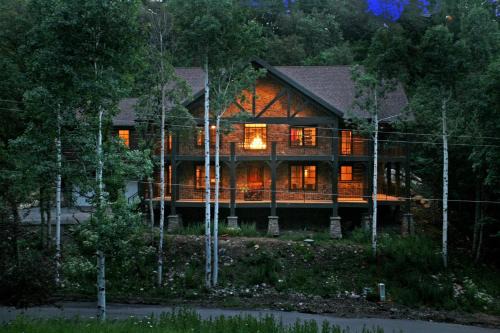 Hidden Mountain Luxury Lodge, Close to ski runs, Hot Tub , Theater