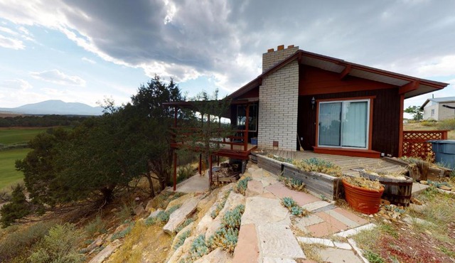 Hideout Ft Abajo 2 BR Cabin, Stunning Views, Secluded!