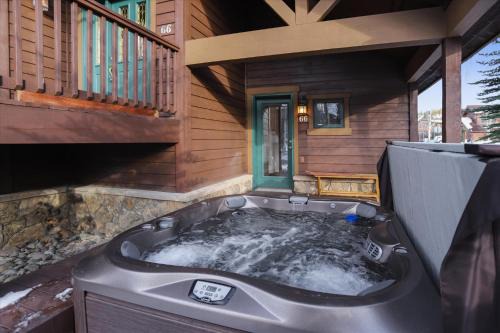 Highland Greens 66, Townhome in Breckenridge, Private Hot Tub, 2 Car Garage