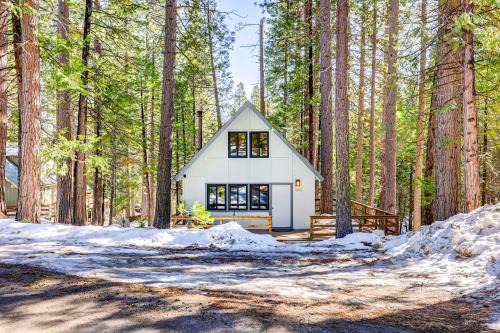 Hike, Fish & Explore: California Cabin w/Deck!