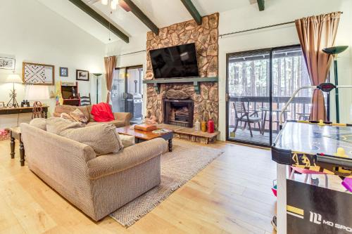 Hike & Golf: Family Home w/Balcony in Pinetop!