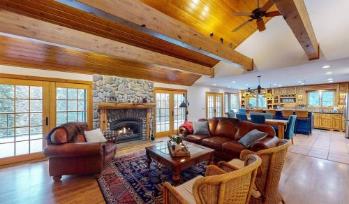Hilltop Lodge - Beautiful Hayden Lake Home W Deck