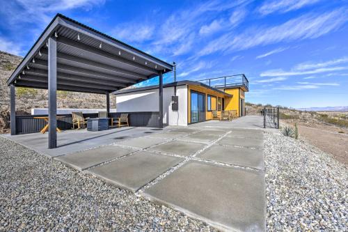 Hilltop Oasis w/Sweeping Landscape Views