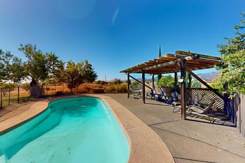 Hilltop Sierra-View Home: Ranchito Retreat w/Pool