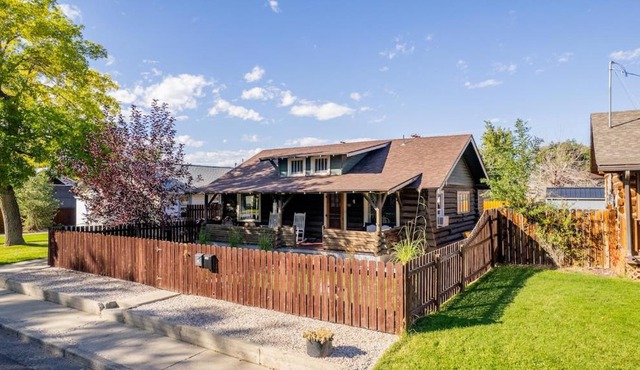 Historic 3 bedroom Cabin Downtown Cody Yellowstone