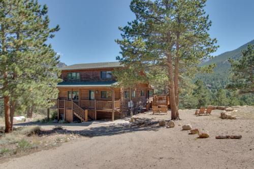 Historic cabin with mountain views, private W/D, & furnished deck