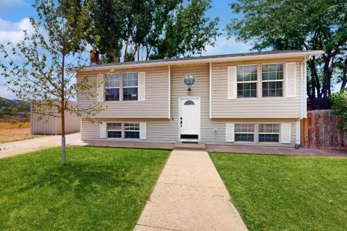 History, Hikes & Cozy Nights: Parowan Gem w/Deck!