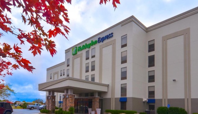 Holiday Inn Express & Suites Fayetteville University of Arkansas Area by IHG