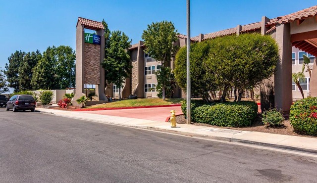 Holiday Inn Express & Suites Camarillo by IHG