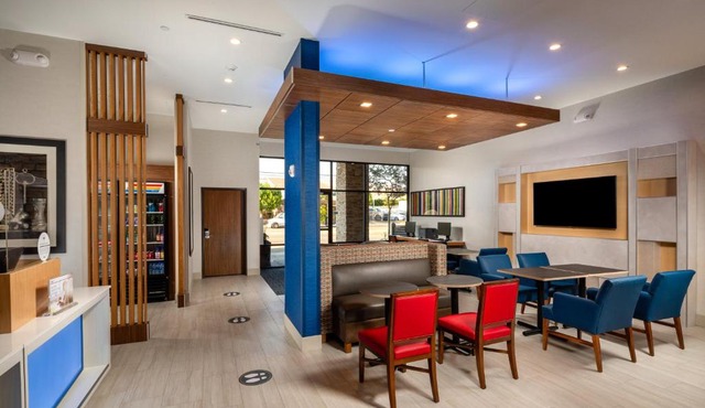 Holiday Inn Express & Suites Chatsworth by IHG