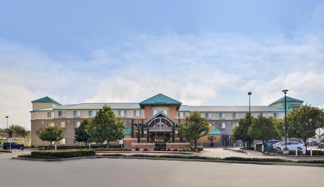 HOLIDAY INN EXPRESS & SUITES ELK GROVE CENTRAL - HWY 99 by IHG
