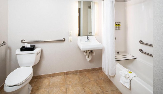 Holiday Inn Express & Suites Bellevue -Omaha Area- by IHG
