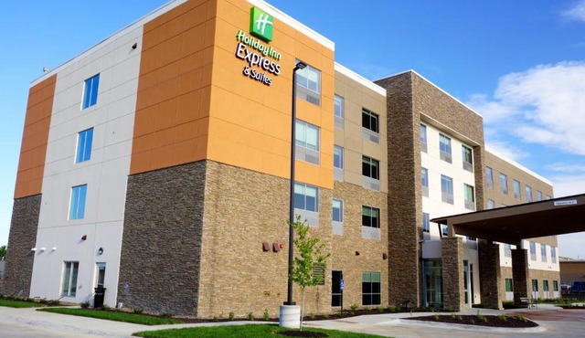 Holiday Inn Express & Suites Omaha - Millard Area by IHG