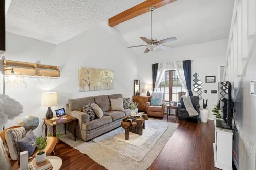 Holiday Island Escape w/Panoramic Lake Views