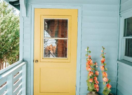 Hollyhock Cabin: a retreat in the Big Bear Forest