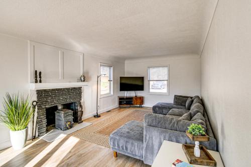 Home w/Spacious Yard, 3 Mi to Dtwn Des Moines!