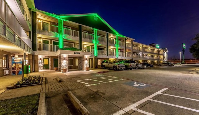 HomeTowne Studios by Red Roof Dallas - Mesquite
