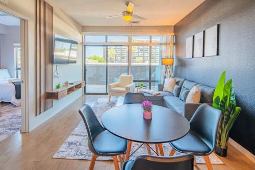 Homey 1BD - DT PHX - Parking, Gym, Pool - Sleeps 6