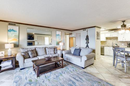 Hot Springs Condo on Lake Hamilton w/Balcony!