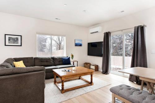 Hot Springs Getaway – Bright, Modern 2BR Townhouse