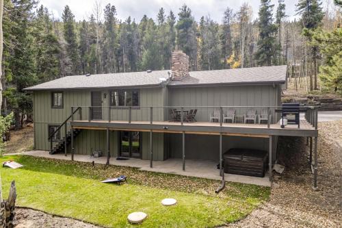 Hot Tub + Game Room: Peaceful Retreat in Evergreen