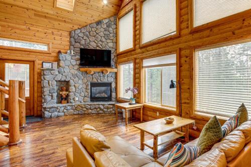 Hot Tub, Indoor Pool! Home 8 Mi to Heavenly Skiing