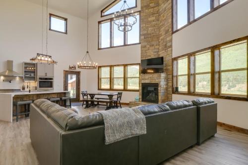 Hot Tub, Pool Table & Fireplace: 5 Mi to Breck!