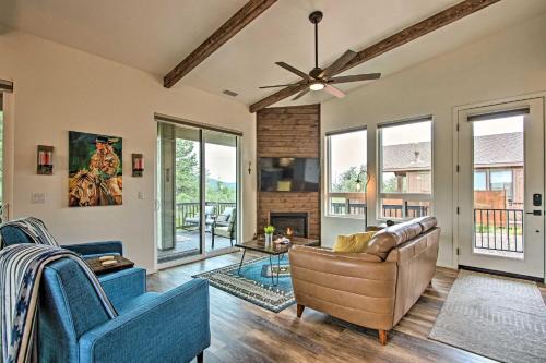 Hot Tub & Views: 'Mountain High Pines Retreat'
