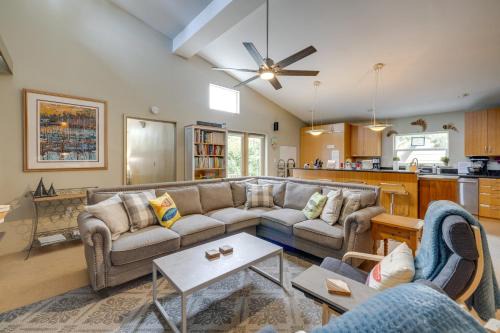 House w/Hot Tub & Deck - Walk to Seaside Beach!