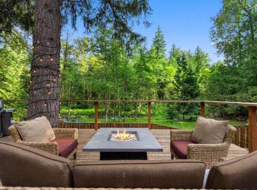Howard's Hideaway Riverfront Pet Friendly Cabin
