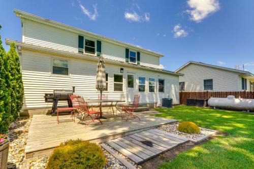 Howe Retreat w/Fire Pit + Private Boat Dock!