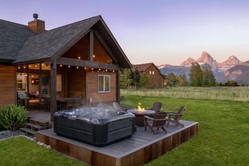 Huge Chalet Theater Hot Tub Gym