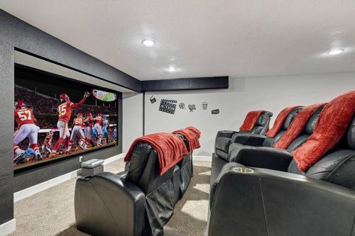 HUGE Golf course Family home-FREE Heated Pool-Theater-Gym