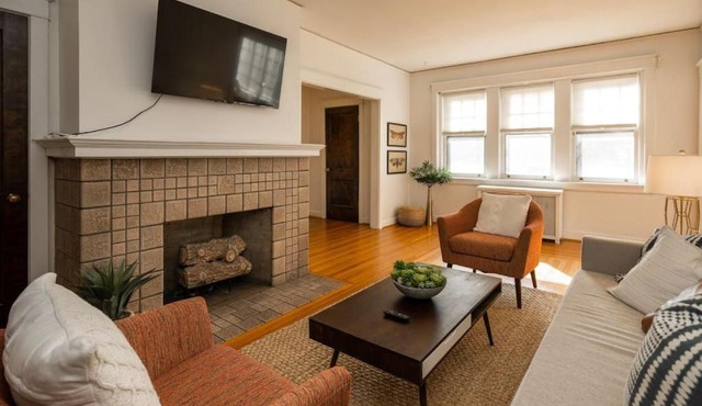Hyde Park Comfort with Office Near Everything
