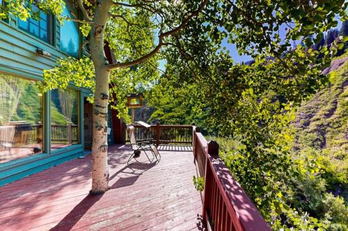 Iconic creekside mountain home with hot tub fireplaces balcony & amazing views