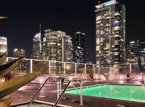 Iconic Heart of DTLA Loft with Rooftop Pool Jacuzzi Gym