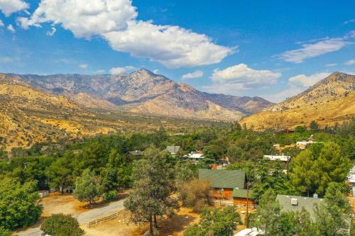 Idyllic Home in Kernville w/Private Beach Access