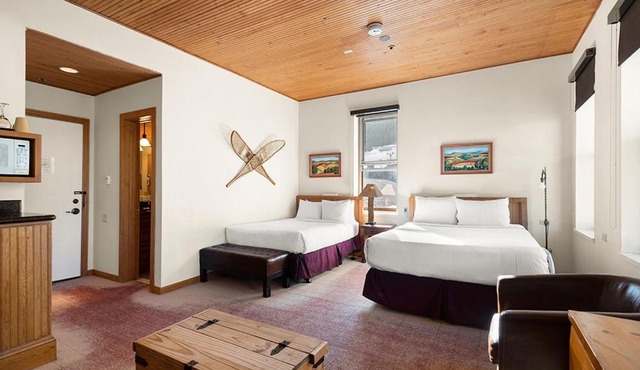 Independence Square Unit 313, Downtown Hotel Room in Aspen with Rooftop Hot Tub