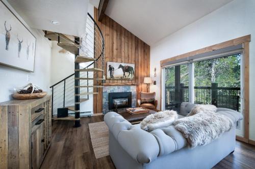 Inner Circle Serenity Condo: Great Breck Location