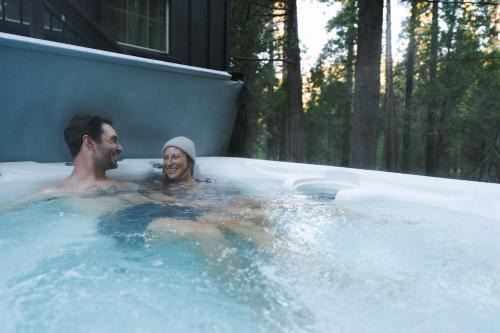 Inside Yosemite Forest Cabin w Hot Tub & AC