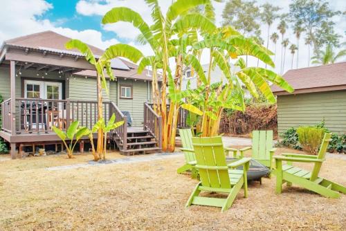 Inviting 3BR Home with Porch & Greenery